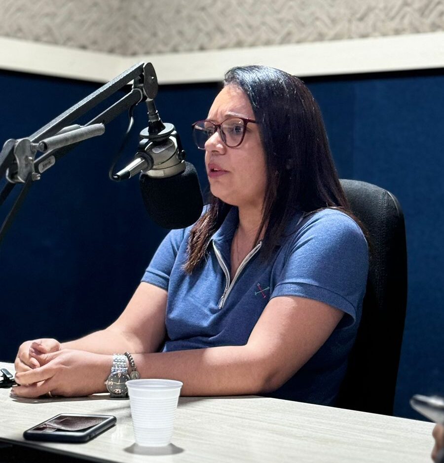 Aline de Dr. Agnaldo destaca a falta de creches em Aracaju durante entrevista na Aperipê FM