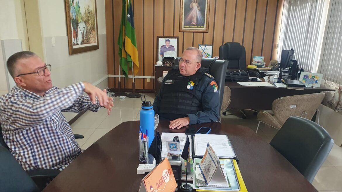 Encontro entre Álvaro Bento e Comandante-geral da PM aborda Segurança Pública em Aracaju