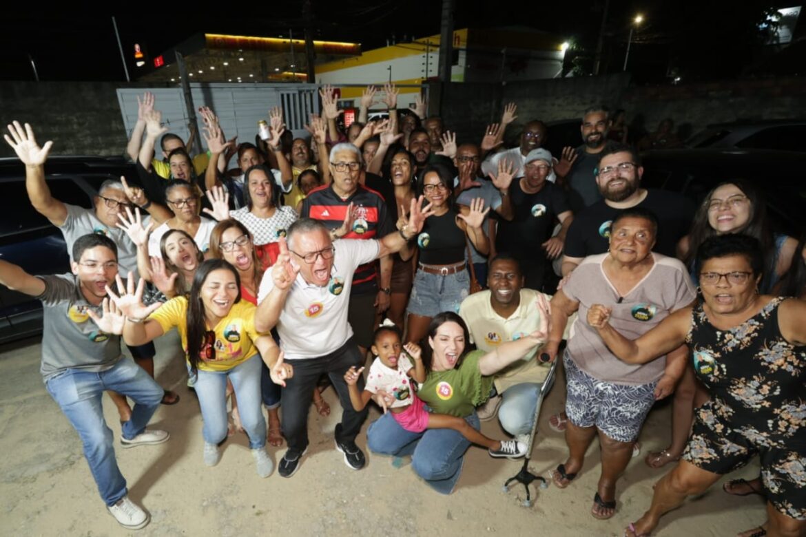 Álvaro Bento realiza Grande Adesivaço no Bairro Atalaia com presença de Danielle Garcia