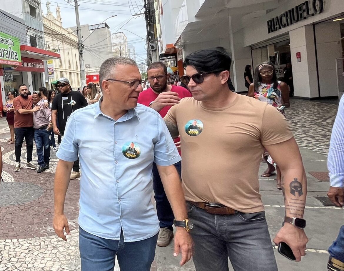 Álvaro Bento realiza caminhada no centro de Aracaju ao lado do delegado André David