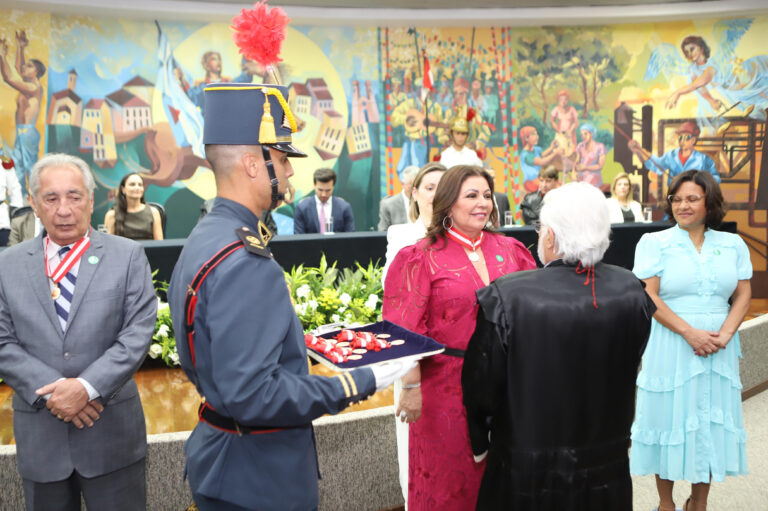 Conselheira Susana Azevedo recebe principal comenda do TCE de Minas Gerais